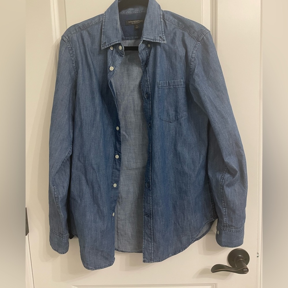 Men’s casual denim button down shirt. Size S tailored slim fit